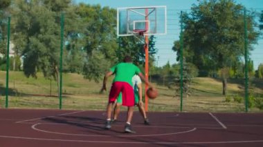 Sokak basketbolcuları yarı saha oyunu oynuyorlar