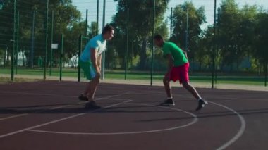 Sokak futbolcusu turnike vuruşuyla sayı yapıyor