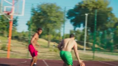 Sokak basketbolcusu, pompadan sonra sayı yapıyor.
