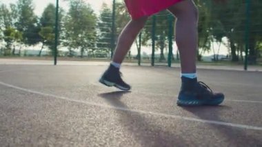 Basketbol antrenmanı yapan bir adam.