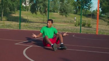 Sokak futbolcusu rakibinin ayağa kalkmasına yardım ediyor