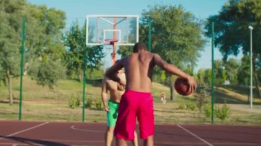 Şehir sarayında sokak basketbolu oynayan yetenekli bir topçu.