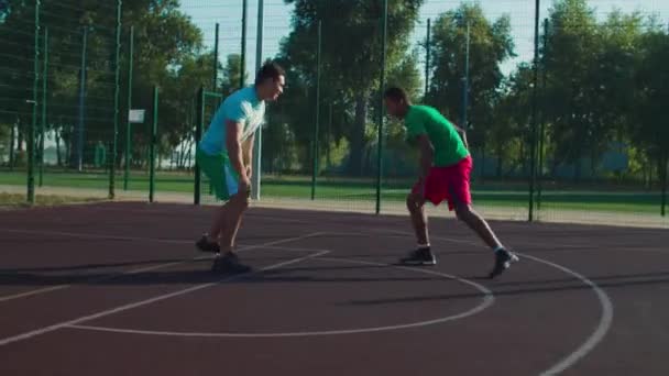 Streetball játékos pontozási pontokat layup lövés — Stock videók
