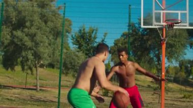 Basketbolcu şehir sahasında şut atıyor