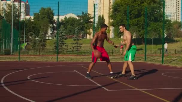 Streetball-Bezahlsender schießt Field Goal auf städtischem Court — Stockvideo