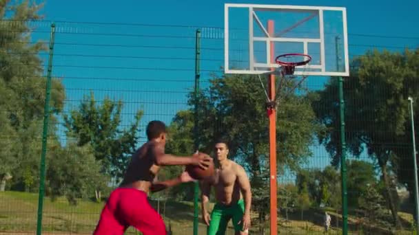 Basketball joueur marquant des points sur défenseur — Video