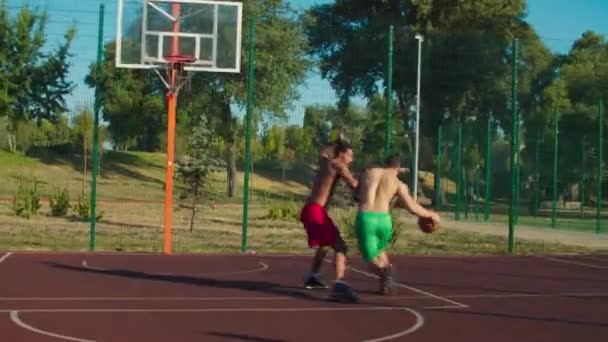 Açık havada sokak basketbolu oynayan üstsüz sporcular. — Stok video