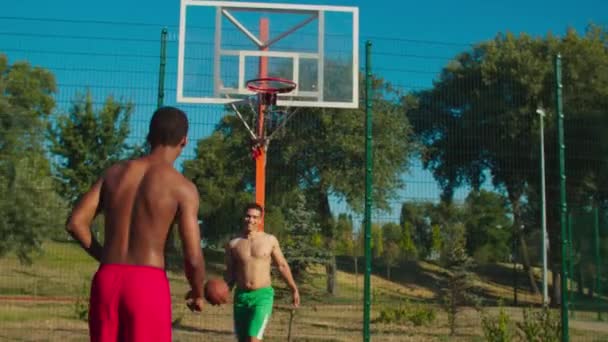 Shirtless παίκτης streetball κάνει βήμα πίσω πυροβόλησε — Αρχείο Βίντεο