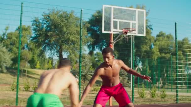 Basketbal hráč bodování s bankovním záběrem — Stock video