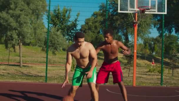 Atleta anotando puntos durante el partido de baloncesto — Vídeo de stock