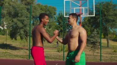 Basketbol maçından sonra el sıkışan arkadaşlar.