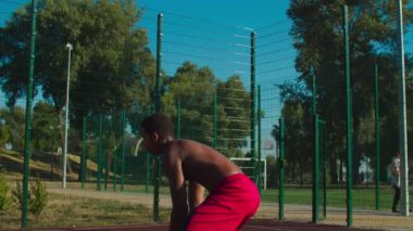 Sokak basketbolcusu sahada top kaybı yapıyor.