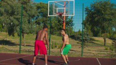 Basketbolcular maçtan sonra tokalaşıyor