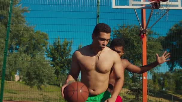 농구 선수, 후크 샷 후 점수따기 — 비디오
