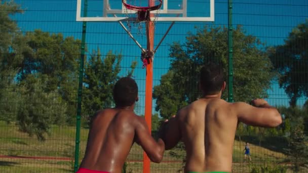 Jogadores de basquete lutando por rebote na quadra — Vídeo de Stock