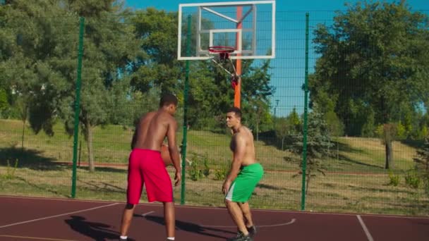 Jugadores de baloncesto haciendo apretón de manos después del partido — Vídeos de Stock