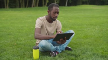 Tablet PC ile çalışan yaratıcı Afrikalı serbest yazar