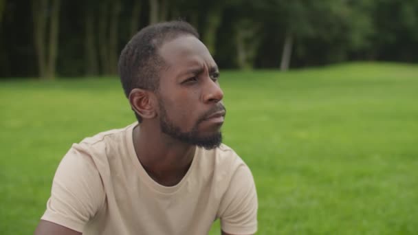 Retrato de hombre africano pensativo en la naturaleza de verano — Vídeos de Stock