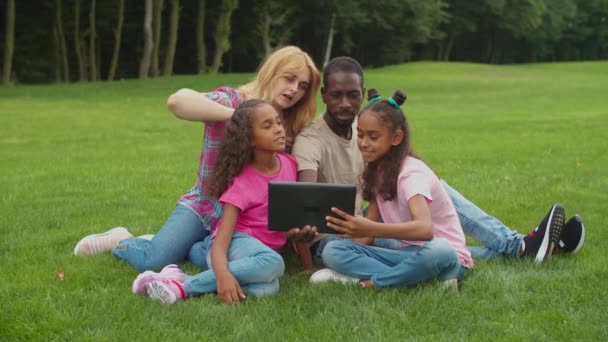 Família multiétnica fazendo videochamada no tablet pc — Vídeo de Stock