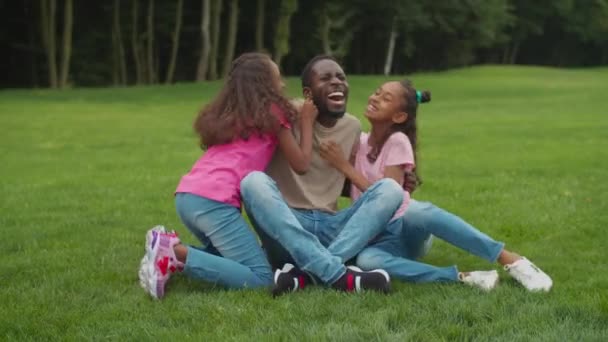 Lachende afrikanische Väter und Mädchen, die Spaß im Freien haben — Stockvideo