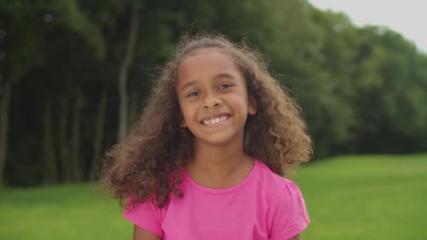 Preciosa chica preadolescente africana sonriendo al aire libre — Vídeos de Stock