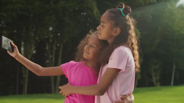 Neşeli Afrikalı küçük kız kardeşler selfie çekimi yapıyor. — Stok video