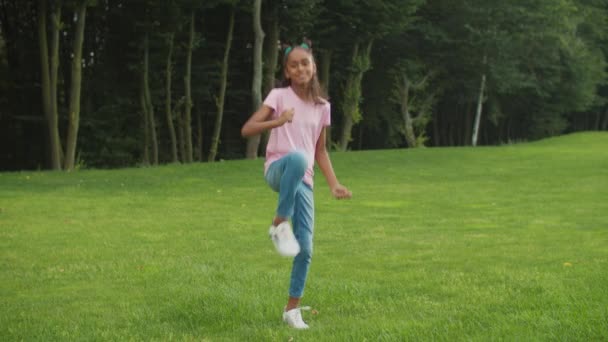 Härlig afrikansk flicka dansar hip-hop i naturen — Stockvideo