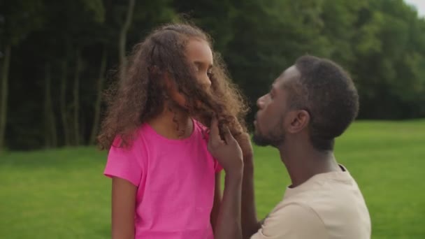 Любящий отец утешает грустную дочь на улице — стоковое видео