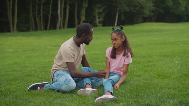 Joyful father with girls bonding in summer nature — Stock Video