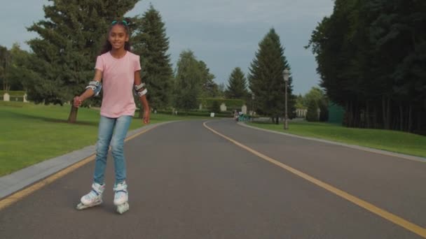 Despreocupado negro adolescente niña patinaje al aire libre — Vídeos de Stock