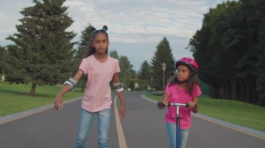 Tatlı kızlar yaz parkında boş vakit geçiriyorlar.