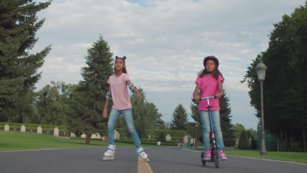 Mooie actieve zusters genieten van vrije tijd in het park — Stockvideo