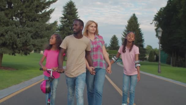 Família diversa com meninas desfrutando de lazer ao ar livre — Vídeo de Stock