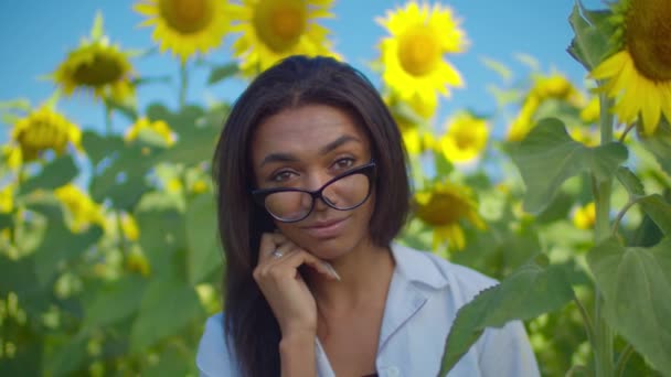 Mujer encantadora agrónoma posando en campo cultivado — Vídeos de Stock