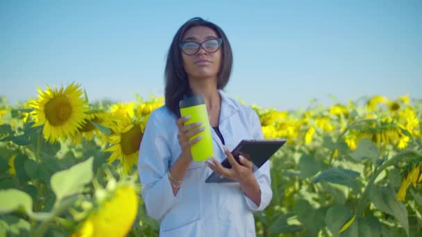 Agrarwissenschaftler macht Kaffeepause auf dem Feld — Stockvideo