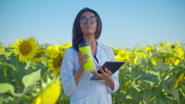 Cientista agrícola fazendo coffee break no campo — Vídeo de Stock