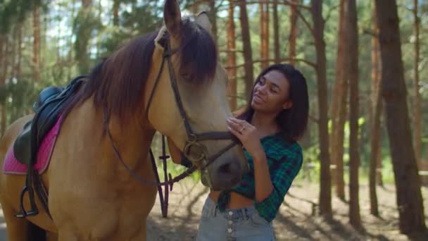 Verzorgende paard vrouw strelen haar paard buiten — Stockvideo