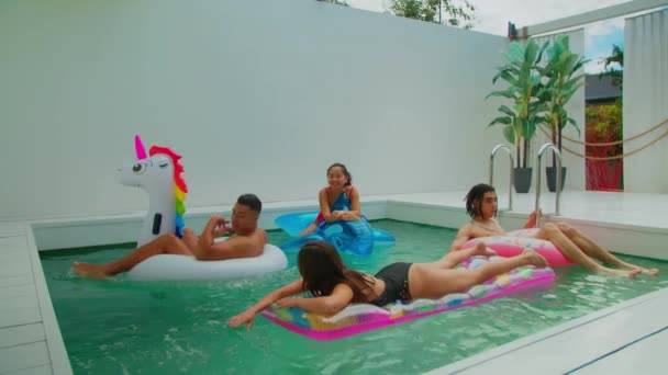 Skupina přátel společně v bazénu volný čas — Stock video