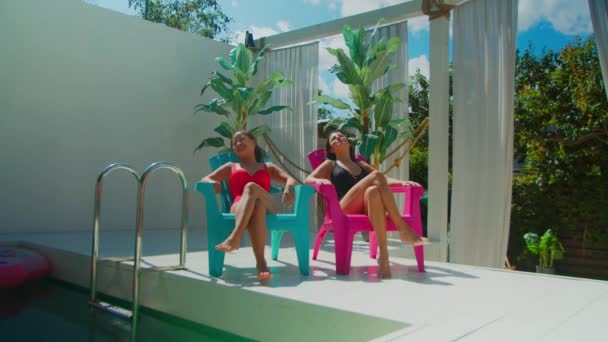 Veselé rozmanité ženy relaxující u bazénu — Stock video