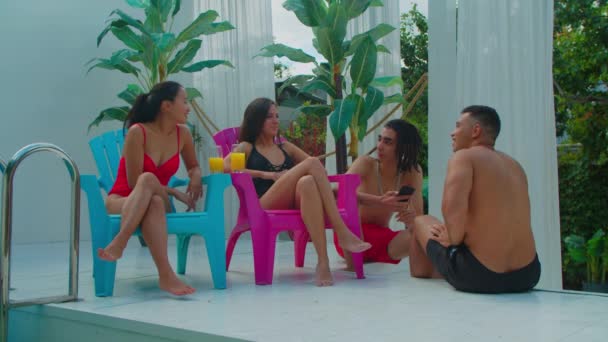 Nettes Mädchen tauscht Telefonnummer mit Kerl am Pool aus — Stockvideo