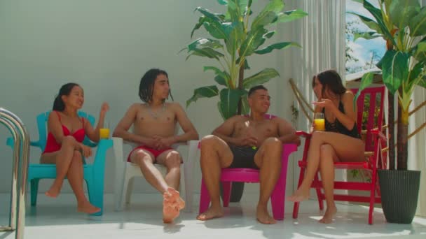 Diversos amigos multiétnicos descansando junto a la piscina — Vídeos de Stock