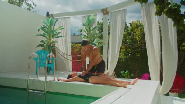 Άντρας που δίνει τεχνητή αναπνοή σε γυναίκα δίπλα στην πισίνα — Αρχείο Βίντεο