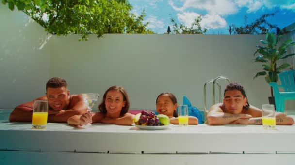 Vielrassige Menschen feiern Poolparty im Sommer — Stockvideo