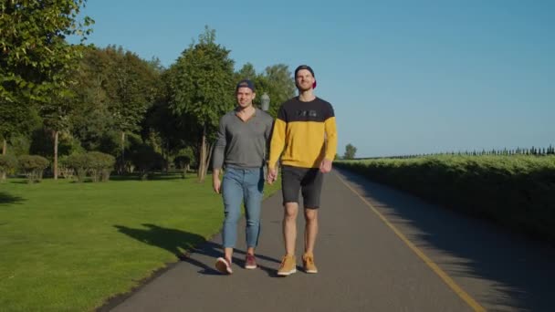 Milující homosexuální pár na procházce v parku — Stock video
