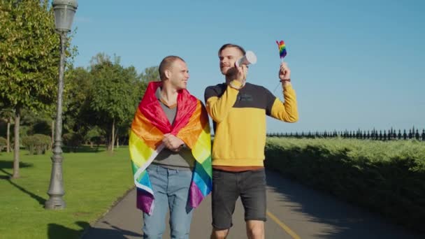 Gay paar ondersteuning van gelijke rechten voor lgbt gemeenschap — Stockvideo