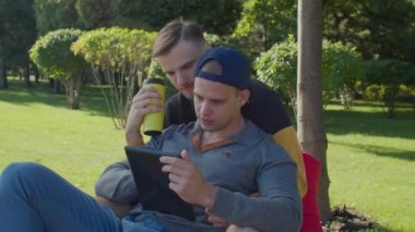 Parktaki dijital tablette gevşek eşcinseller iletişim kuruyor