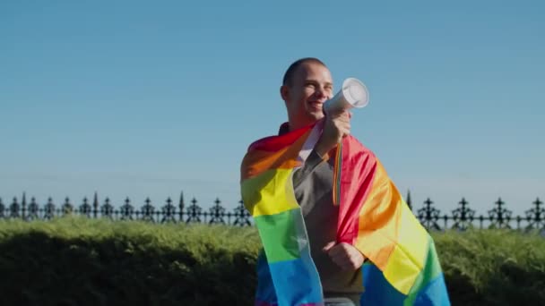 Gay con megafono protesta contro la discriminazione — Video Stock