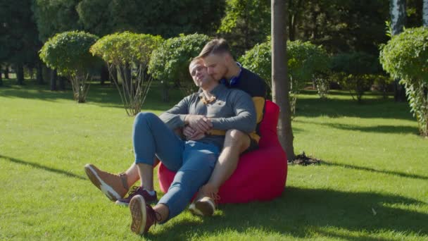 Гомосексуальна пара в любові зв'язується в природі — стокове відео