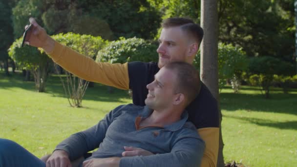 Joyful hetzelfde geslacht paar nemen selfie shot in de natuur — Stockvideo
