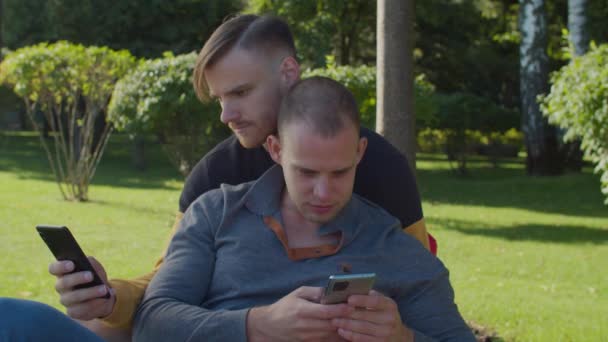 Casal homossexual mensagens on-line em celulares — Vídeo de Stock